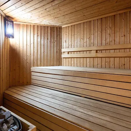 2b Luxury With & Pool Area