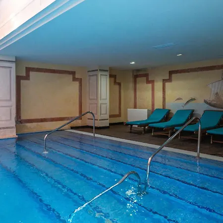 2b Luxury With & Pool Area