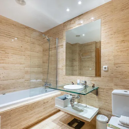 2b Luxury With & Pool Area