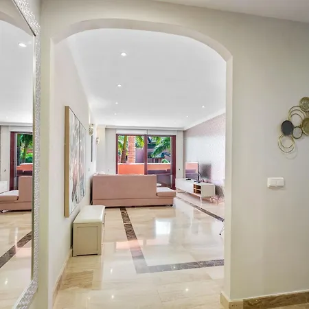 2b Luxury With & Pool Area